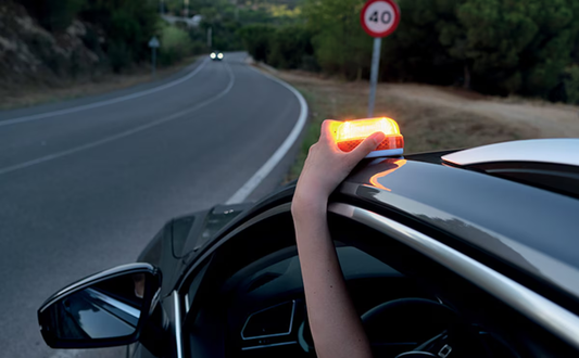 Ni antes ni después del verano, la baliza V16 de la DGT, cada vez más cerca de ser obligatoria